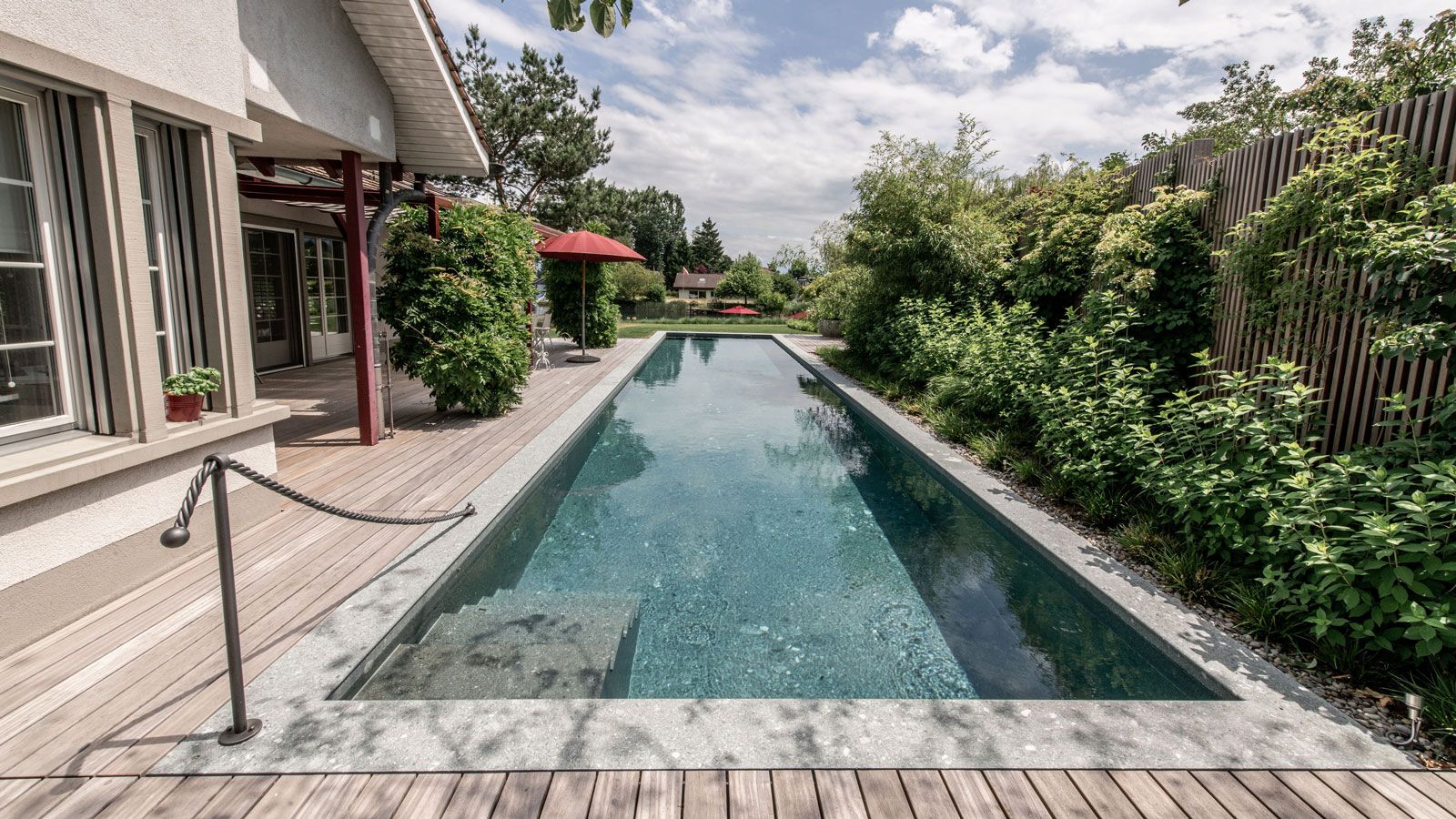 AI will make it possible to maintain pools like this one in the Lake Zurich region more sustainably © Centro Schwimmbadtechnik AG Aussenpool Region Zuerichsee - Wasser Innenarchitektur © Centro Schwimmbadtechnik AG.jpg