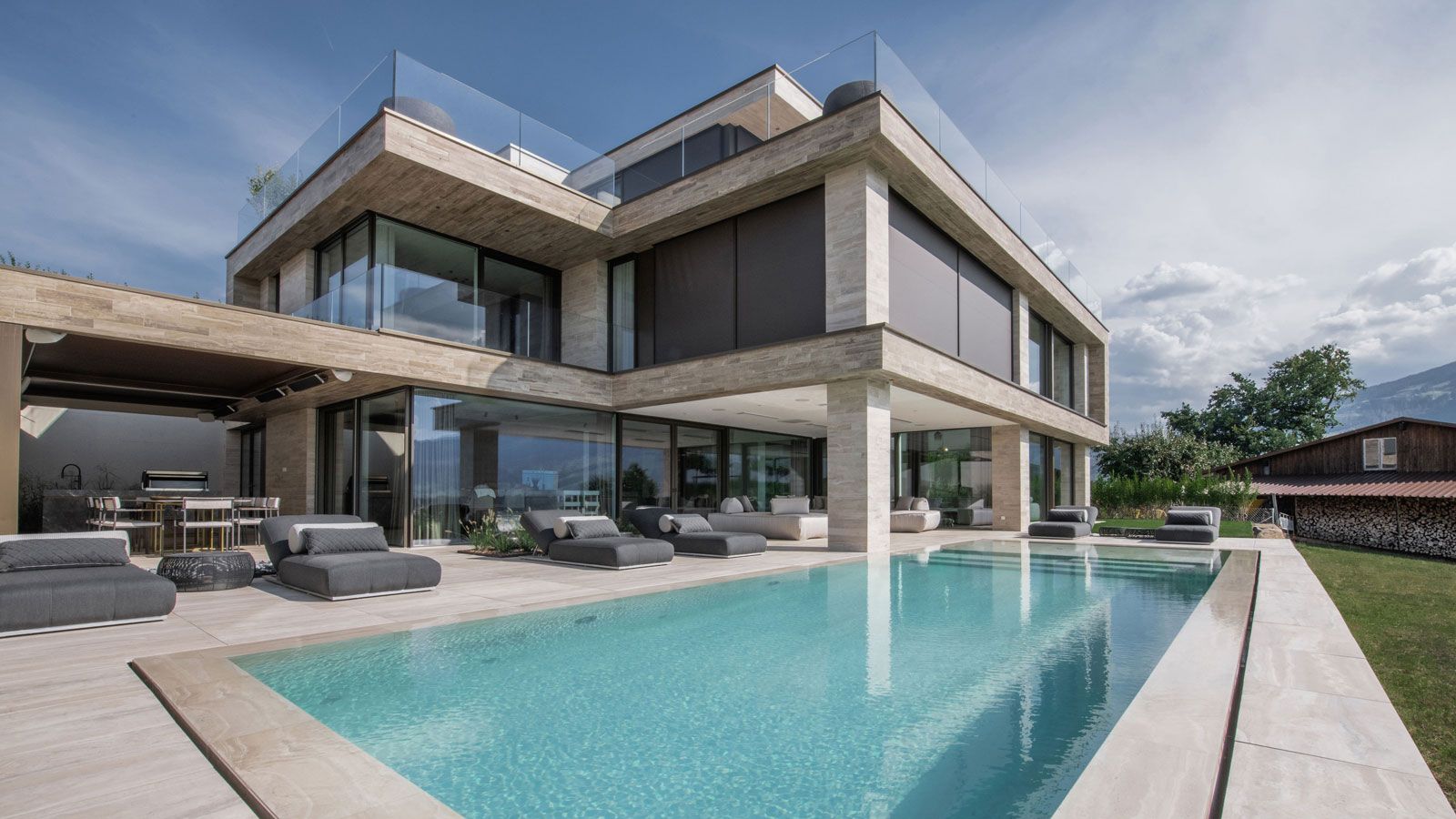 Artificial intelligence is also becoming a topic in the field of swimming pool technology © Centro Schwimmbadtechnik AG Aussenpool - Wasser Innenarchitektur © Centro Schwimmbadtechnik AG.jpg