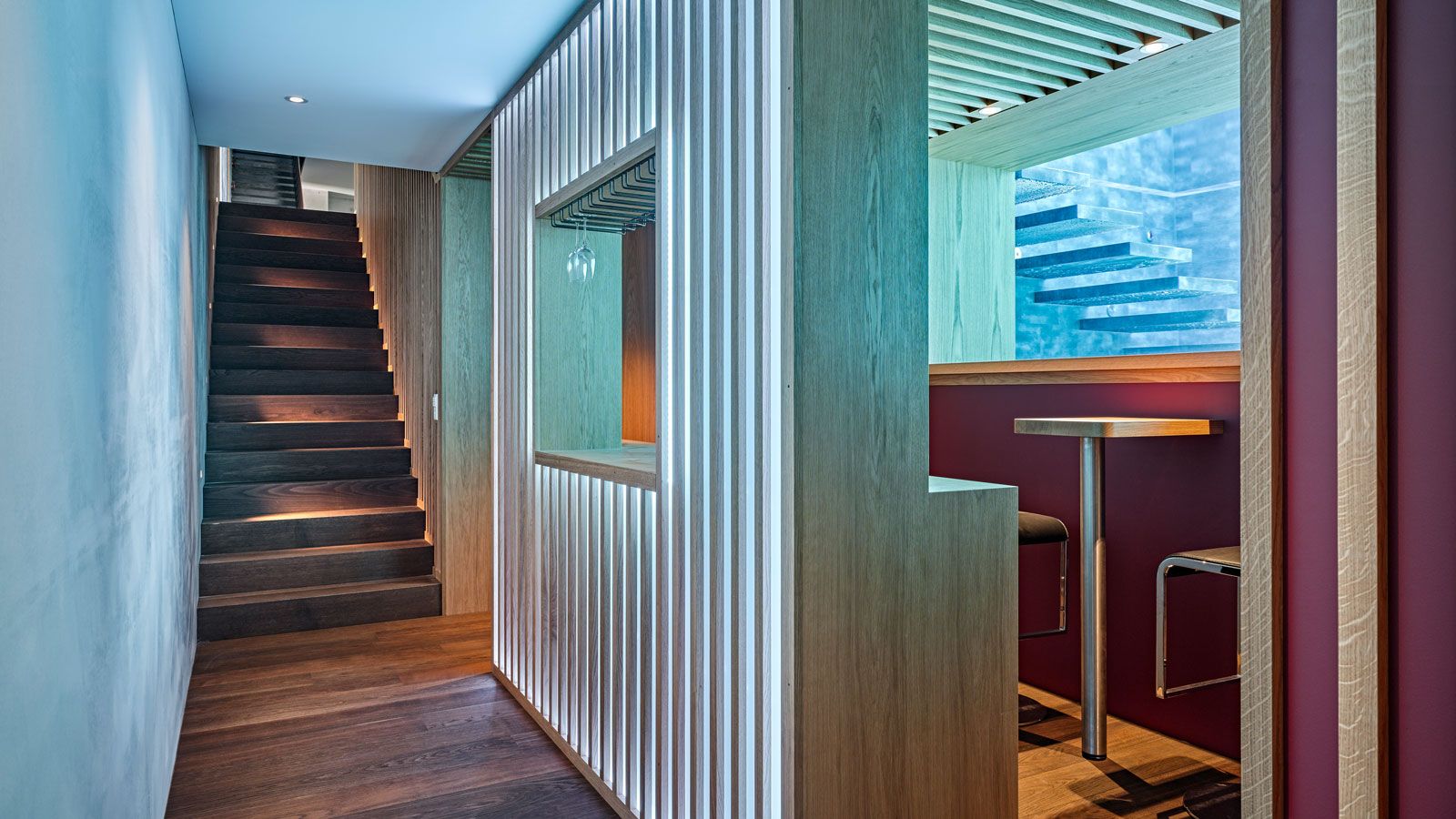 Underwater windows in the pool are real eye-catchers and bring light down into the basement © Centro Schwimmbadtechnik AG Unterwasserfenster 2 - Wasser Innenarchitektur © Centro Schwimmbadtechnik AG.jpg