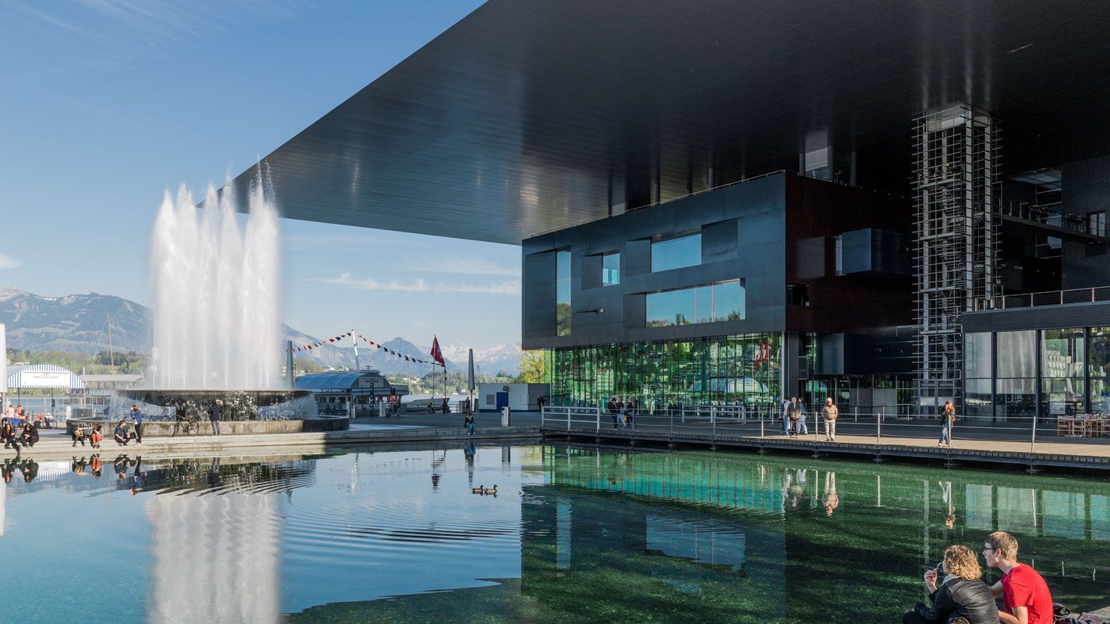Famous fountains in our home city right on Lake Lucerne: KKL Luzern (Culture and Congress Centre) by architect Jean Nouvel © Urs Wyss KKL Kunst Kongress Zentrum Luzern - Architekt Jean Nouvel © Urs Wyss.jpg
