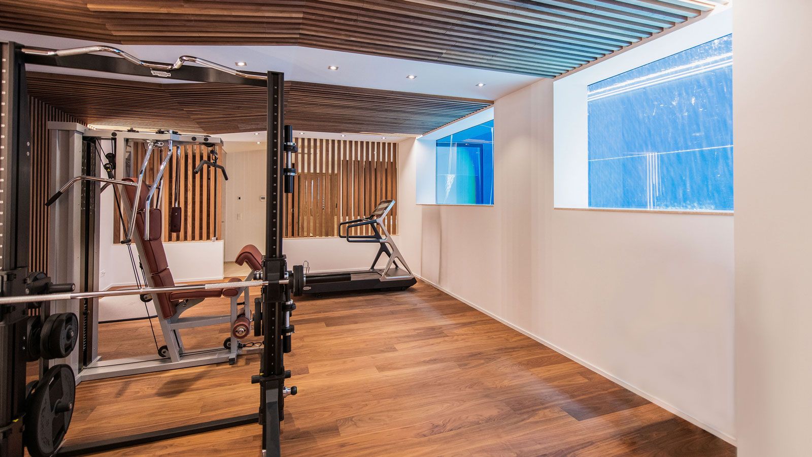 Working out with a view of the refreshment to come © Centro Schwimmbadtechnik AG Unterwasserfenster 1 - Wasser Innenarchitektur © Centro Schwimmbadtechnik AG.jpg