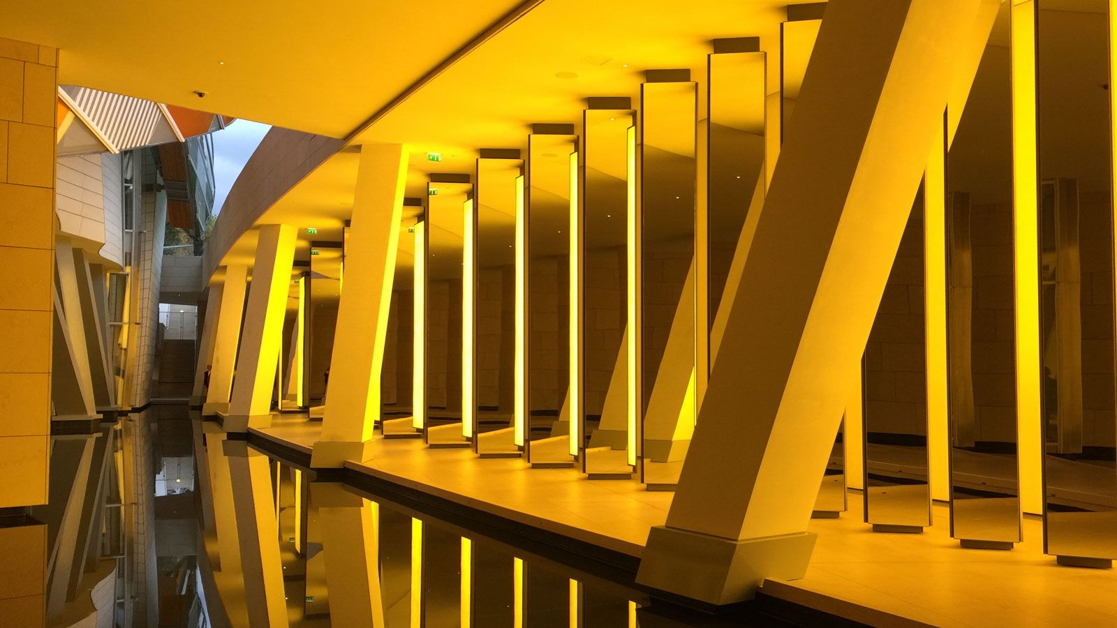 Architecture and water go hand in hand at the Fondation Louis Vuitton by Frank Gehry © Paul Rossi (Unsplash) Fondation Louis Vuitton - Architekt Frank Gehry © Paul Rossi Unsplash.jpg